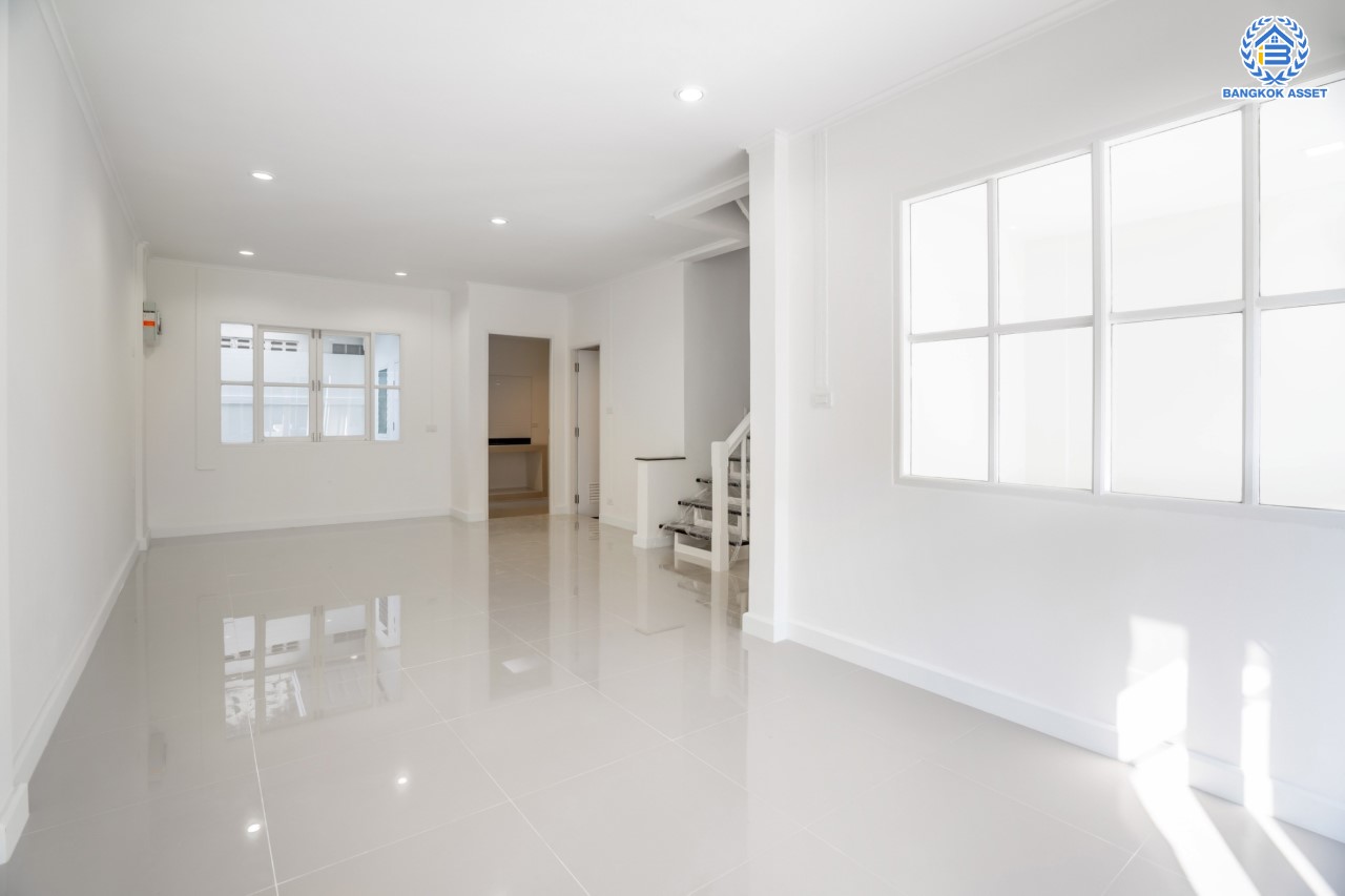 บ้านมือสองตกแต่งใหม่ ม.บุศรินทร์ วงแหวน (บ้านกล้วย-ไทรน้อย) จากแบรนด์ L&H เนื้อที่ 21 ตร.ว. ฟังก์ชัน 3 ห้องนอน 2 ห้องน้ำ จอดรถได้ 1 คัน ตอบโจทย์ทุกการอยู่อาศัย บนทำเลเชื่อมต่อถนนกาญจนาภิเษก ใกล้เซ็นทรัลเวสต์เกต และรถไฟฟ้าสายสีม่วง "สถานีคลองบางไผ่"